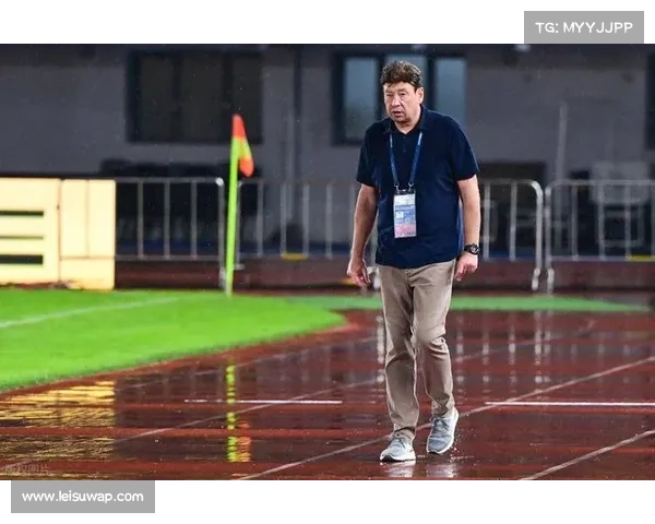 陈柏良冲线后摔倒水池边，喘息中与教练相拥落泪